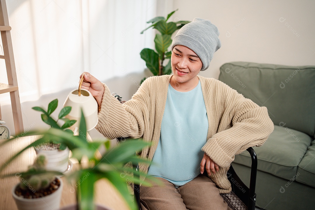 Uma jovem doente com câncer vive em sua sala de estar, sentindo-se confiante e feliz.