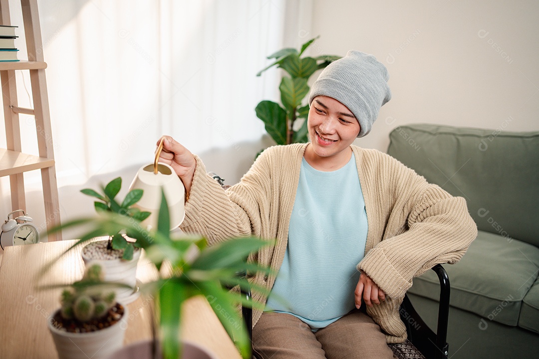 Uma jovem doente com câncer vive em sua sala de estar, sentindo-se confiante e feliz.