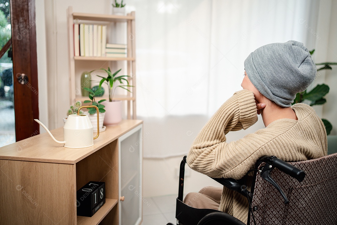 Uma jovem doente com câncer vive em sua sala de estar, sentindo-se confiante e feliz.