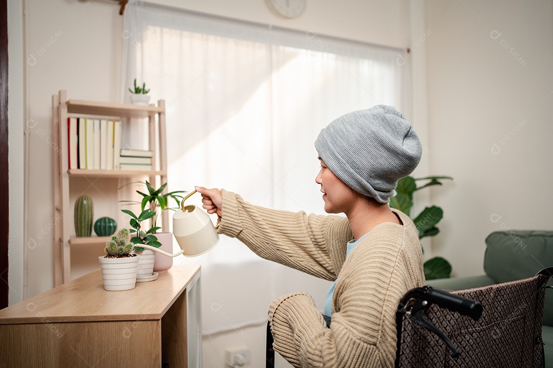 Uma jovem doente com câncer vive em sua sala de estar, sentindo-se confiante e feliz.