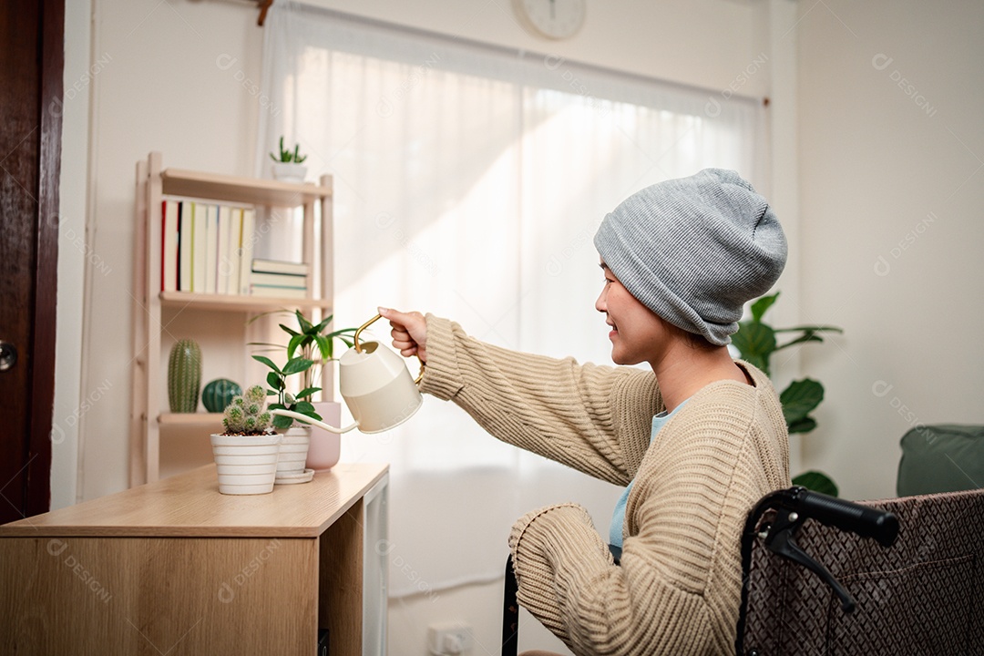 Uma jovem doente com câncer vive em sua sala de estar, sentindo-se confiante e feliz.