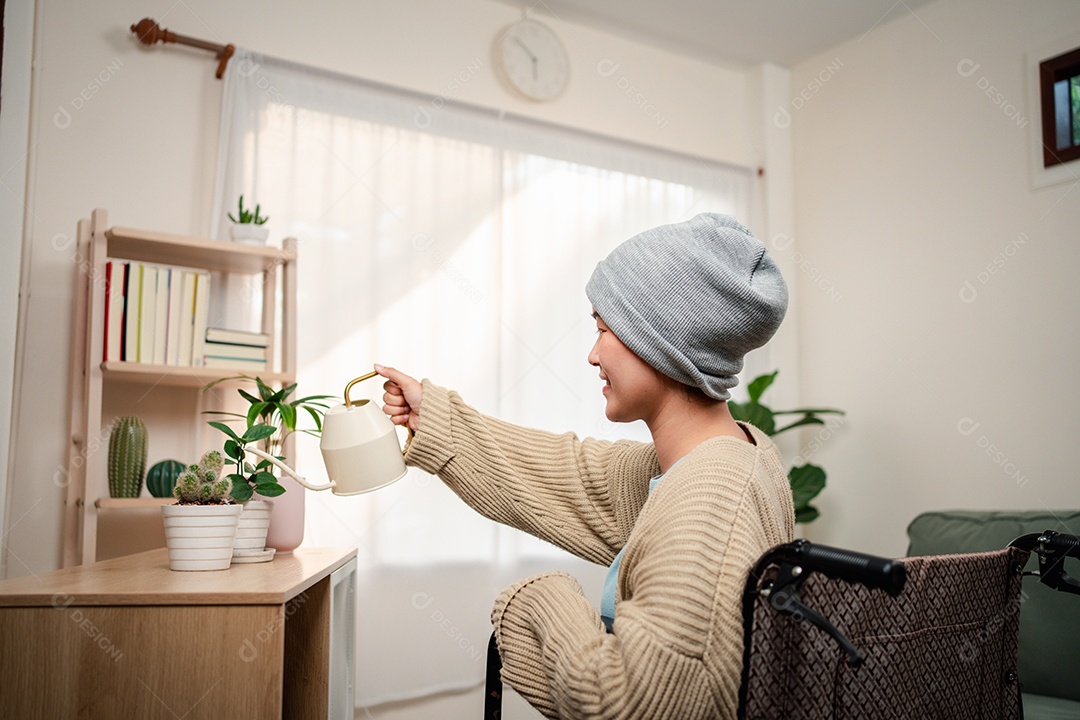 Uma jovem doente com câncer vive em sua sala de estar, sentindo-se confiante e feliz.
