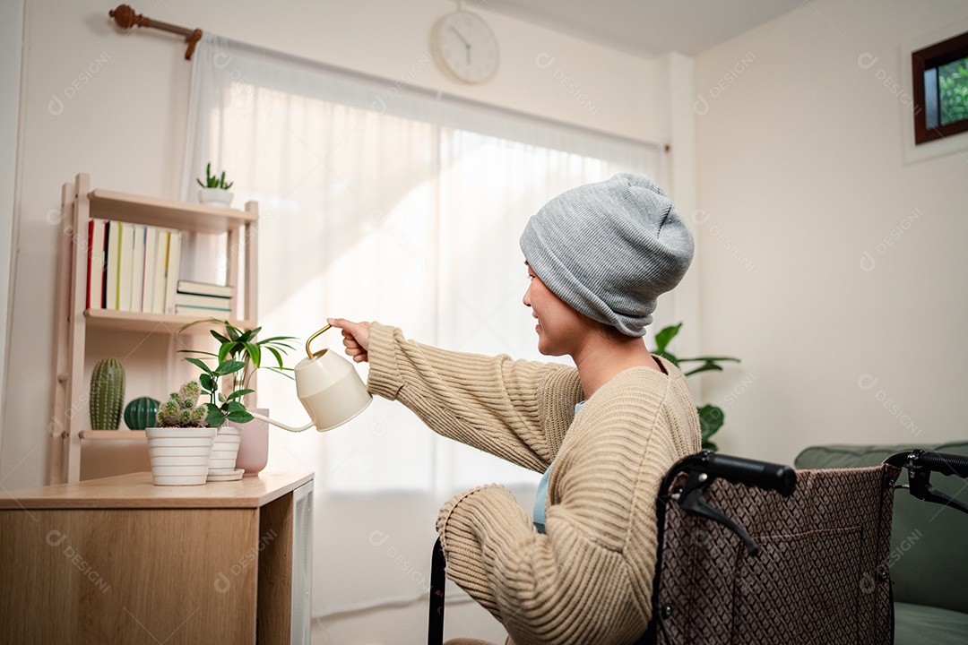 Uma jovem doente com câncer vive em sua sala de estar, sentindo-se confiante e feliz.