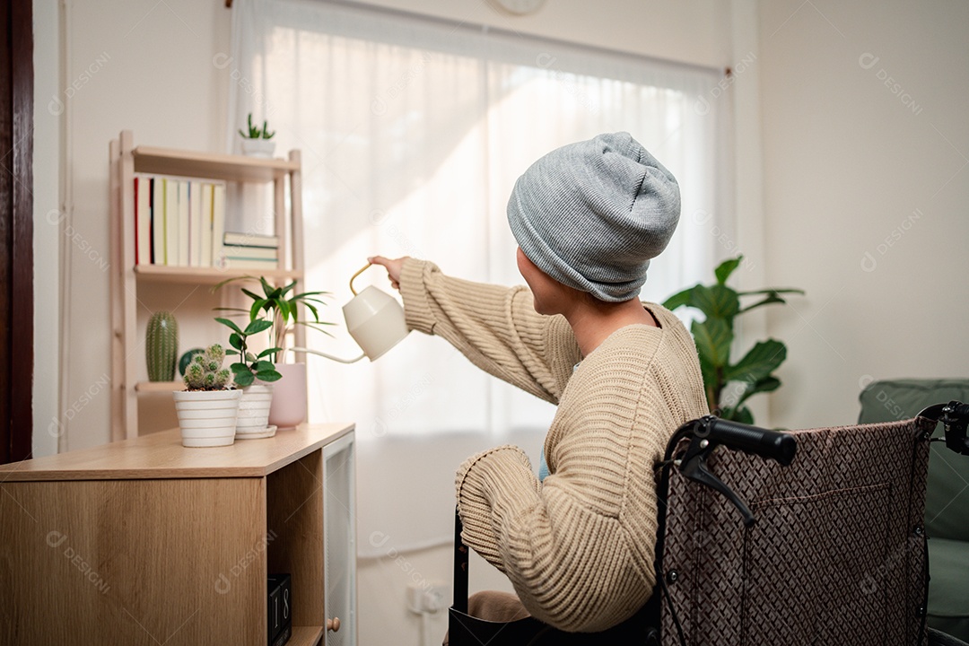 Uma jovem doente com câncer vive em sua sala de estar, sentindo-se confiante e feliz.