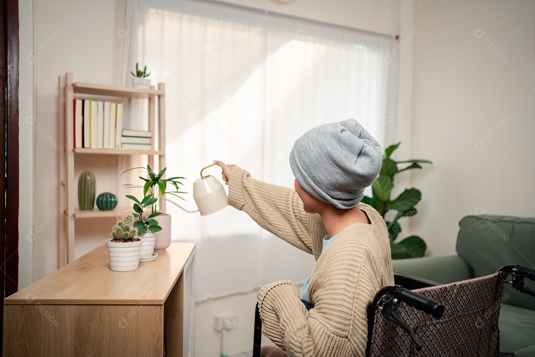 Uma jovem doente com câncer vive em sua sala de estar, sentindo-se confiante e feliz.