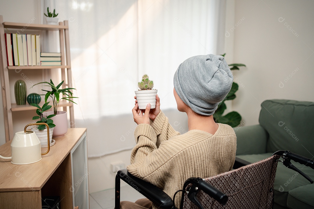 Uma jovem doente com câncer vive em sua sala de estar, sentindo-se confiante e feliz.