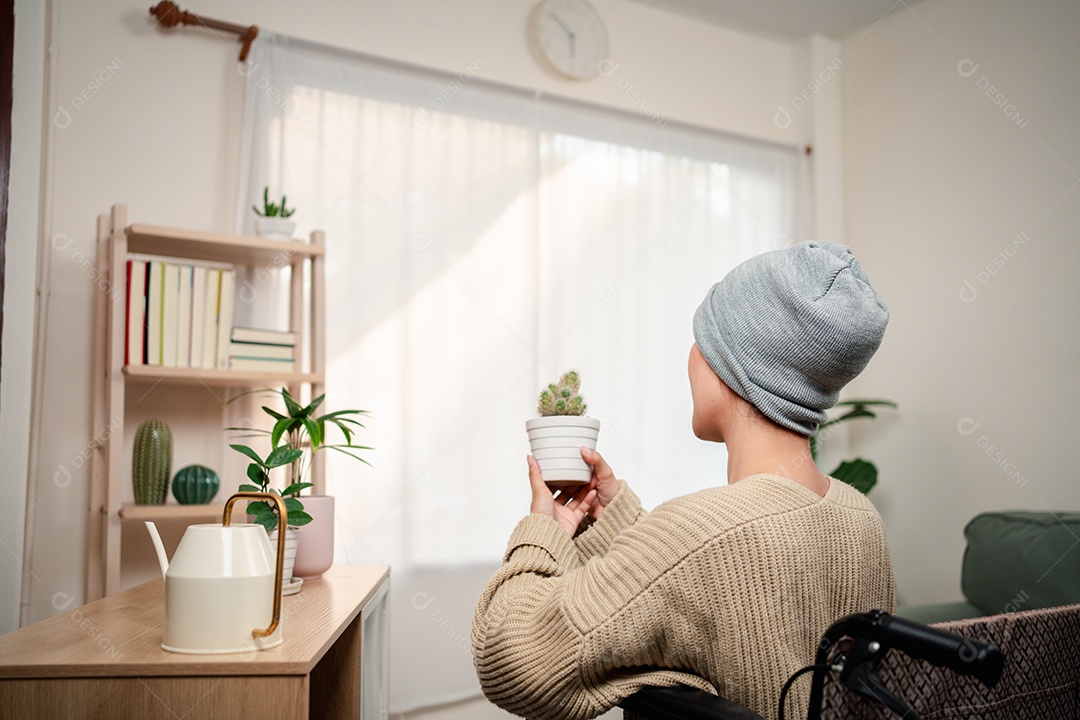 Uma jovem doente com câncer vive em sua sala de estar, sentindo-se confiante e feliz.