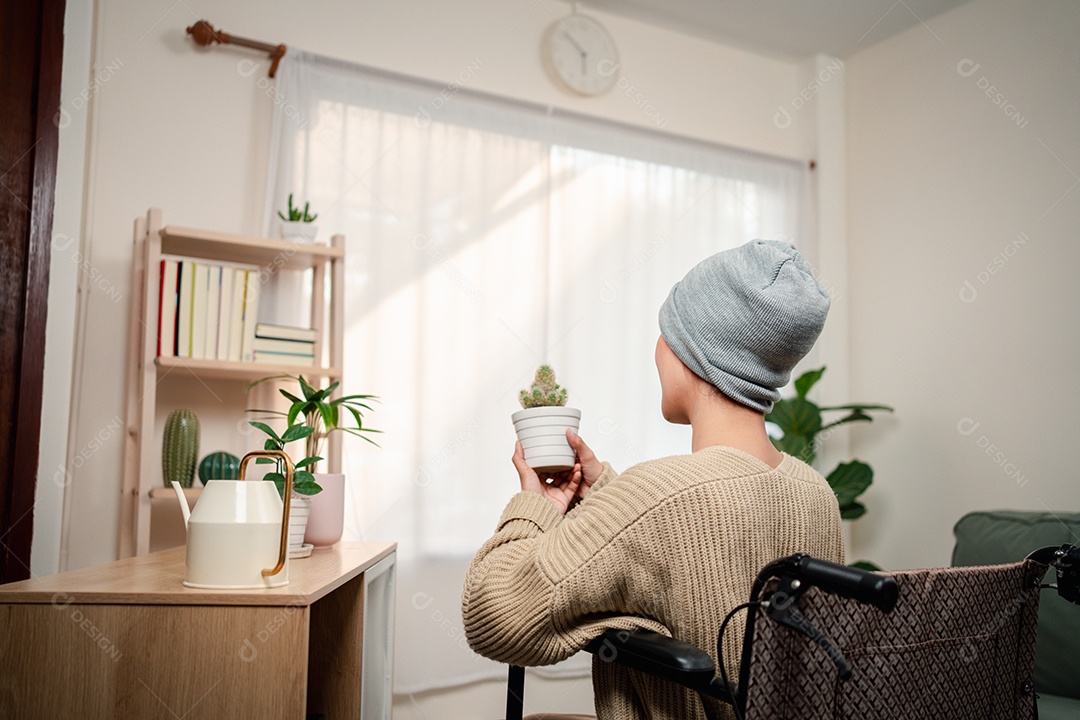 Uma jovem doente com câncer vive em sua sala de estar, sentindo-se confiante e feliz.