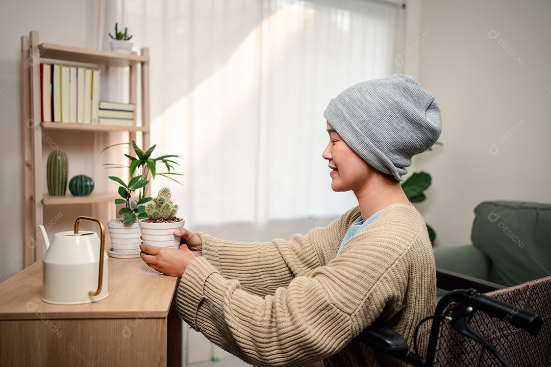 Uma jovem doente com câncer vive em sua sala de estar, sentindo-se confiante e feliz.