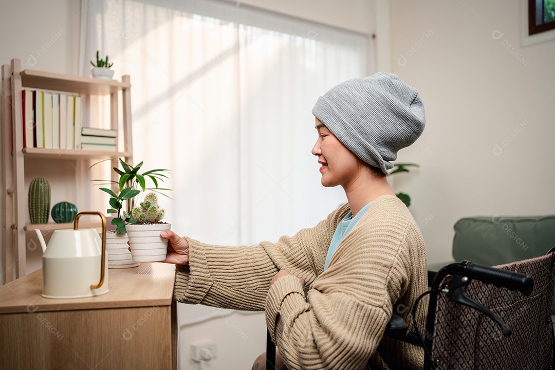 Uma jovem doente com câncer vive em sua sala de estar, sentindo-se confiante e feliz.