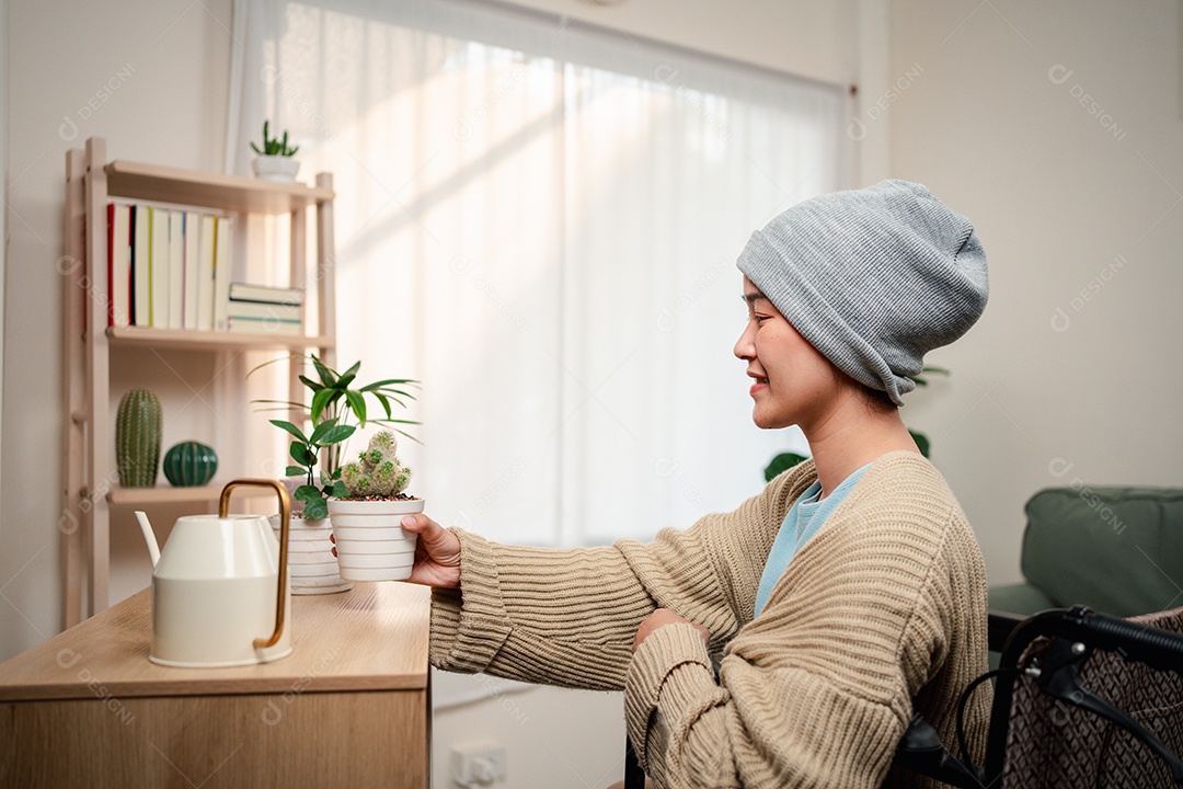Uma jovem doente com câncer vive em sua sala de estar, sentindo-se confiante e feliz.
