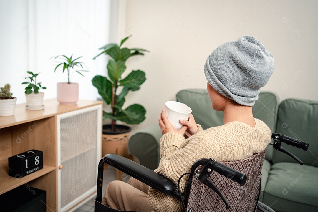 Uma jovem doente com câncer vive em sua sala de estar, sentindo-se confiante e feliz.