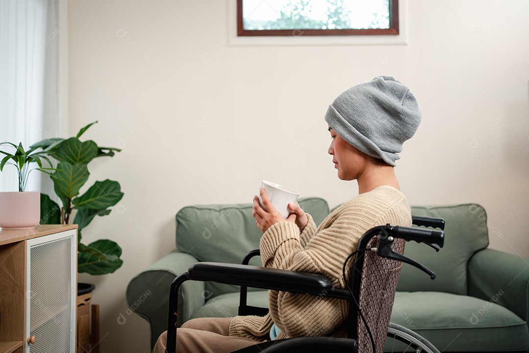 Uma jovem doente com câncer vive em sua sala de estar, sentindo-se confiante e feliz.