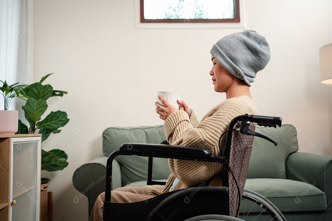 Uma jovem doente com câncer vive em sua sala de estar, sentindo-se confiante e feliz.
