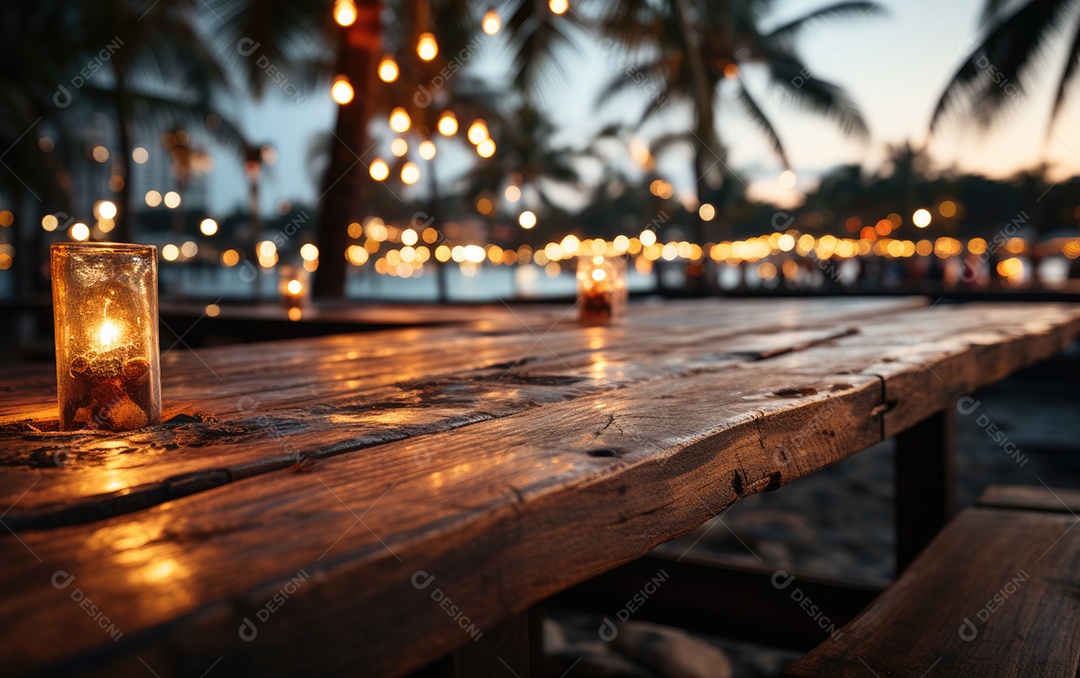 Mesa de madeira com velas sobre fundo ao ar livre