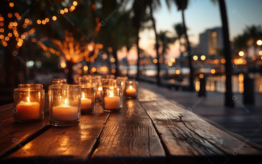 Mesa de madeira com velas e luzes bokeh turva fundo de café ao ar livre