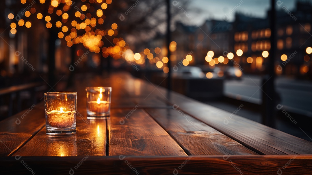 Mesa de madeira vazia e luzes bokeh turva fundo de café ao ar livre