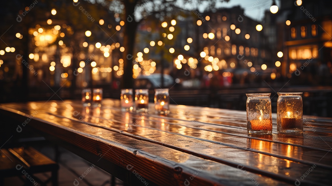 Mesa de madeira com velas encima