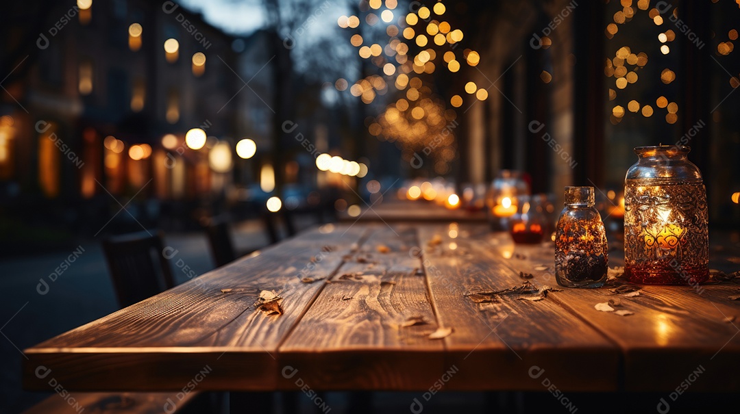 Mesa de madeira vazia e luzes bokeh turva fundo de café ao ar livre