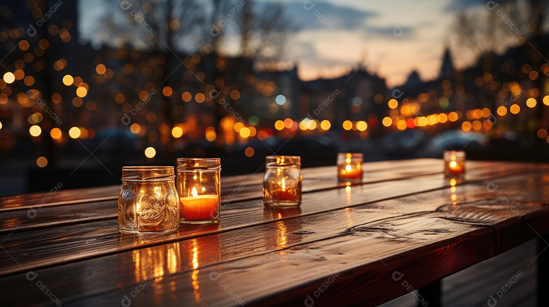 Mesa de madeira com velas sobre fundo ao ar livre