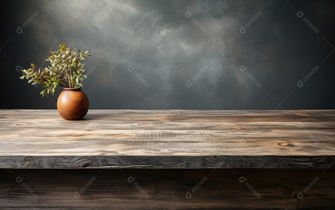 Mesa de madeira com jarros e plantas sobre fundo cinza