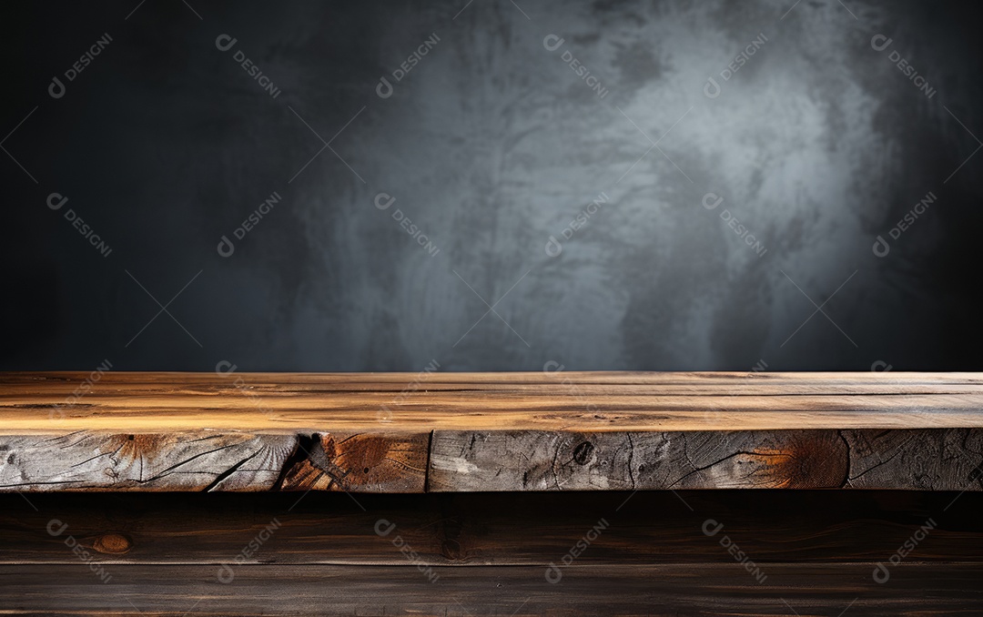 Mesa de madeira vazia sobre fundo escuro