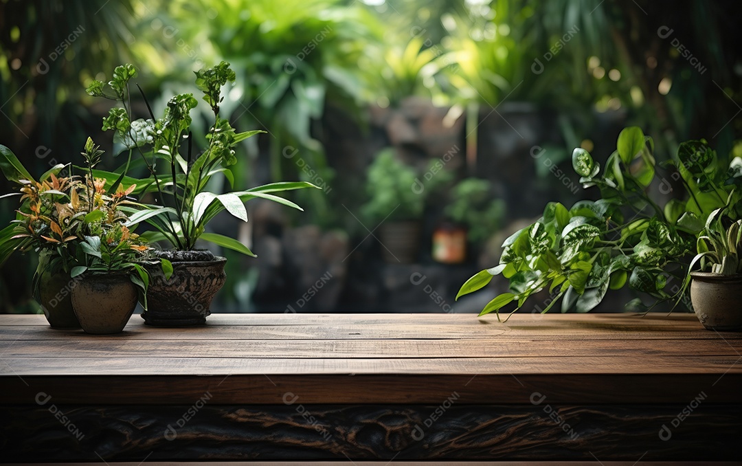 Mesa de madeira com jarros e plantas sobre fundo verde