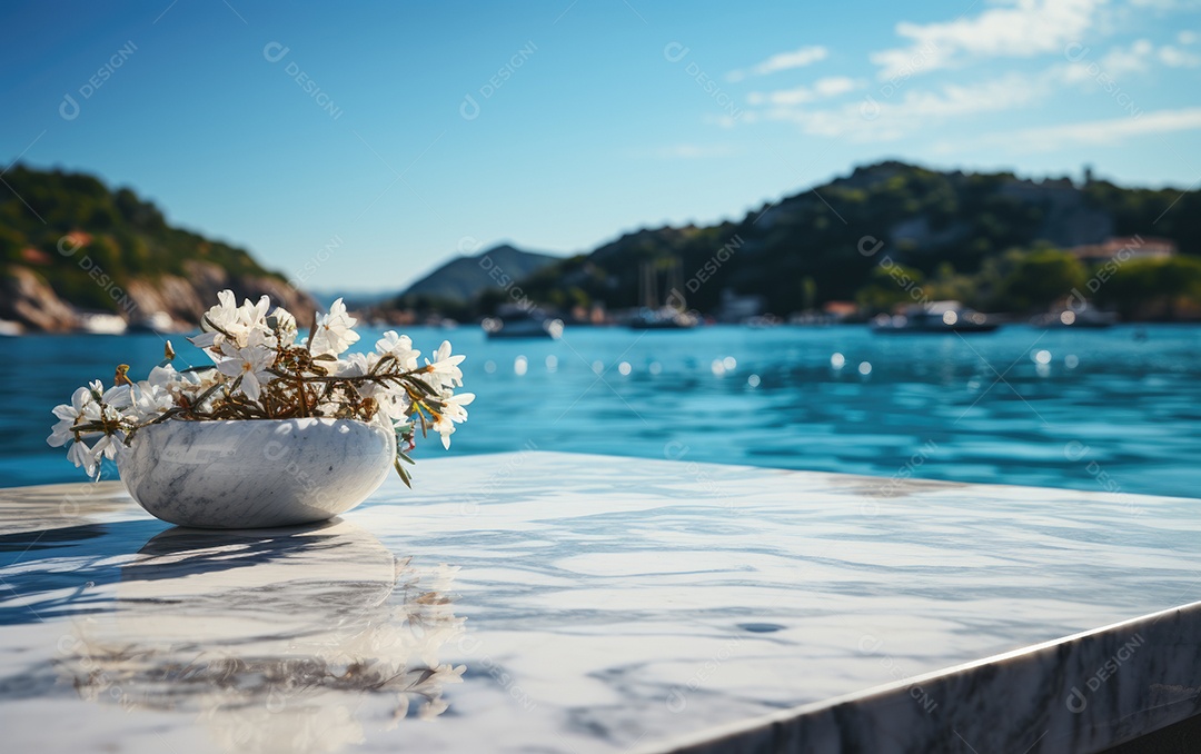 Pódio de mármore branco com vista para o mar no fundo.