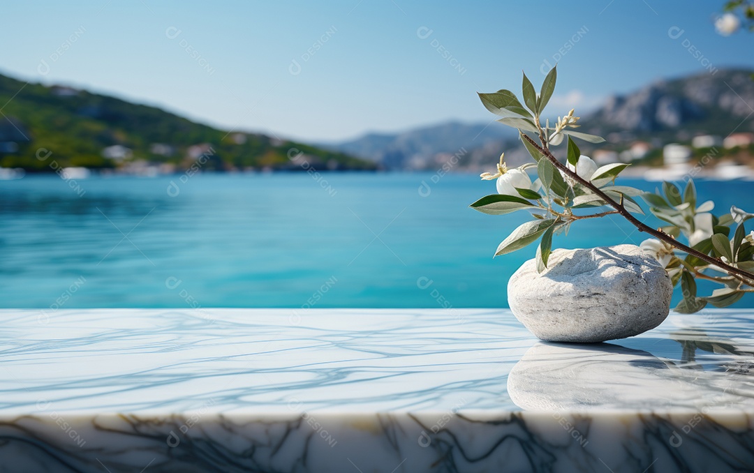 Pódio de mármore branco com vista para o mar no fundo.