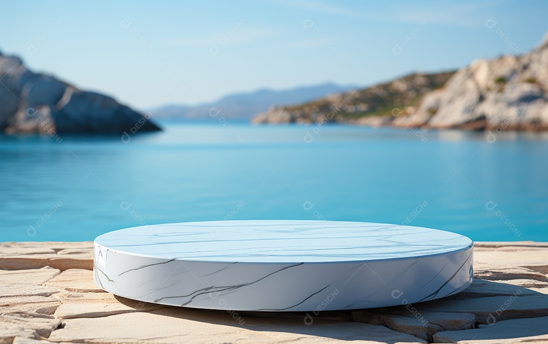 Pódio de mármore branco com vista para o mar no fundo.