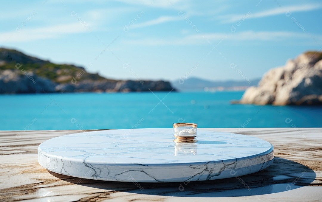 Pódio de mármore branco com vista para o mar no fundo.