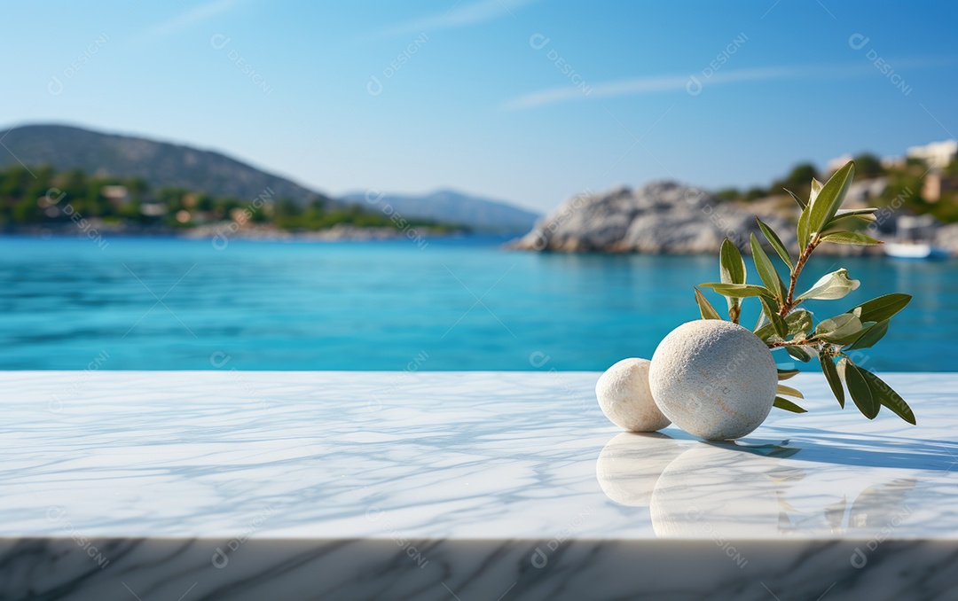 Pódio de mármore branco com vista para o mar no fundo.