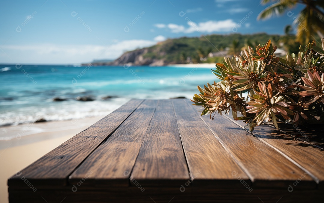 Tampo de mesa de madeira branca no fundo desfocado da praia