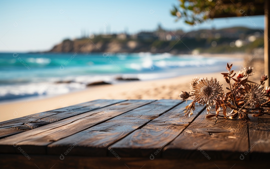 Galhos de Galhos de flores secas sobre mesa de madeira com fundo desfocado da praia.