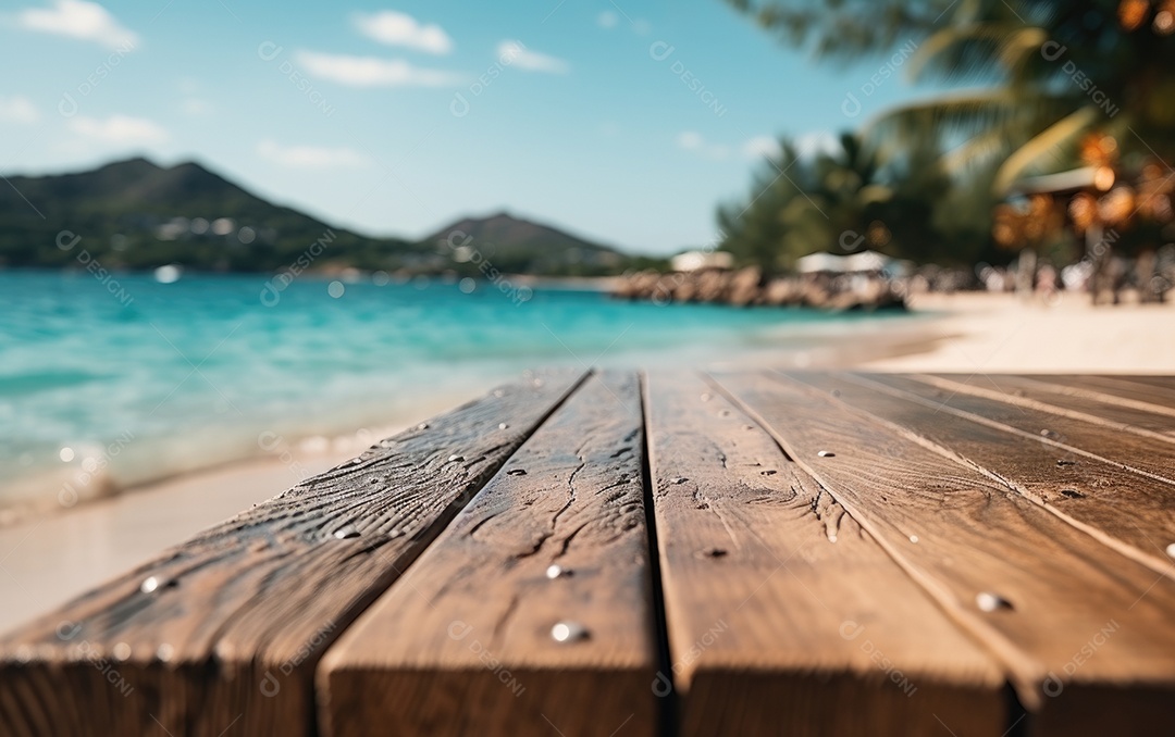 Tampo de mesa de madeira vazio no fundo desfocado da praia.