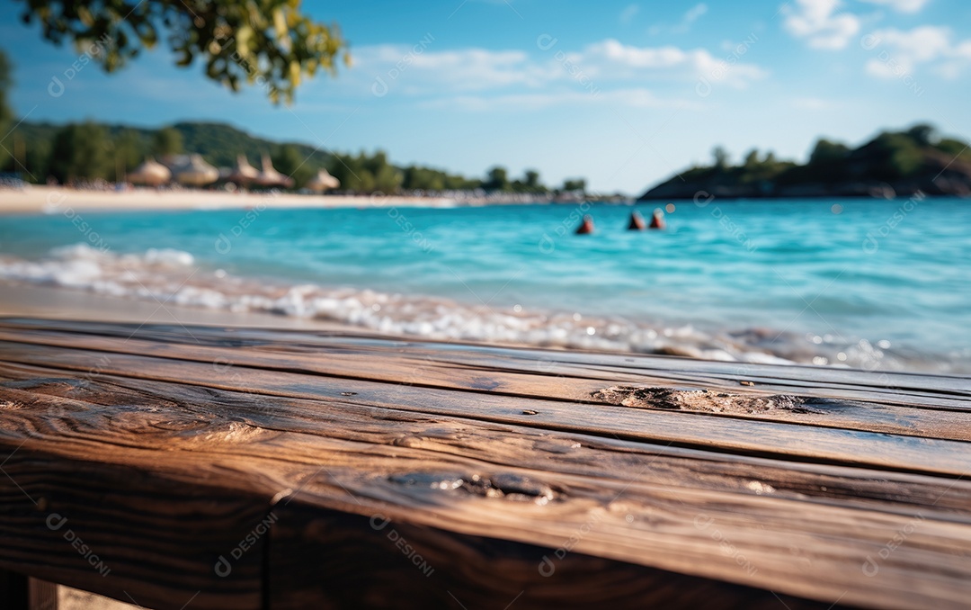 Tampo de mesa de madeira branca no fundo desfocado da praia.