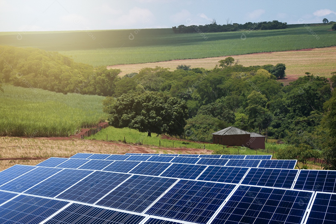 Pôr do sol sobre a usina de energia solar