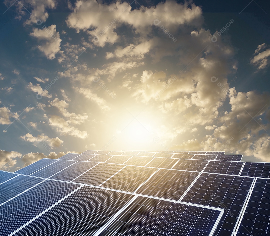 Pôr do sol sobre a usina de energia solar