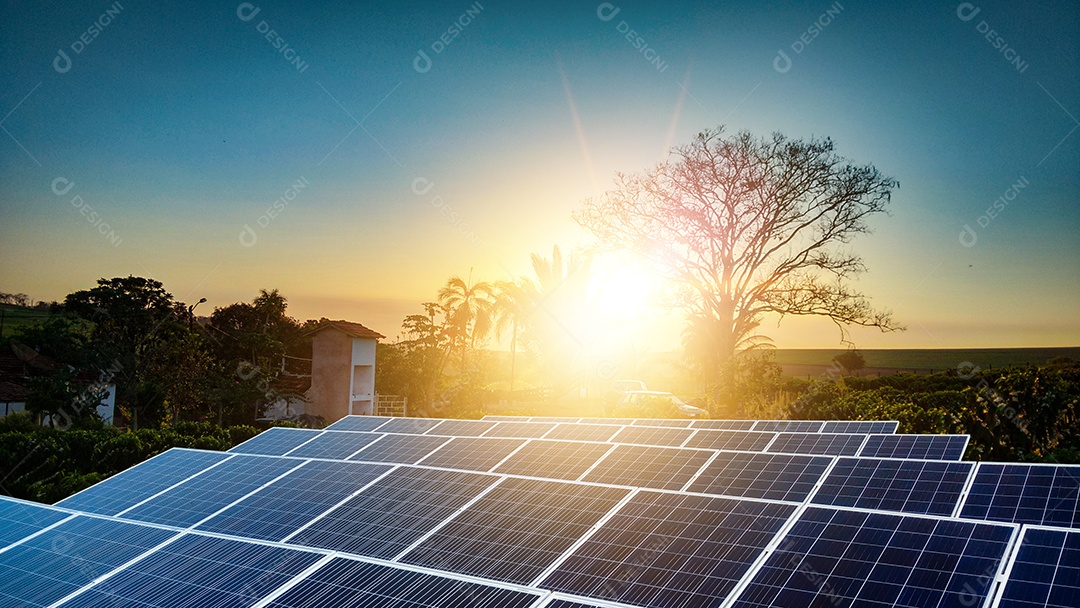Pôr do sol sobre a usina de energia solar