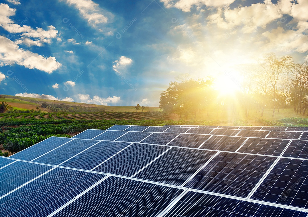 Pôr do sol sobre a usina de energia solar