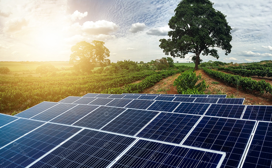 Pôr do sol sobre a usina de energia solar