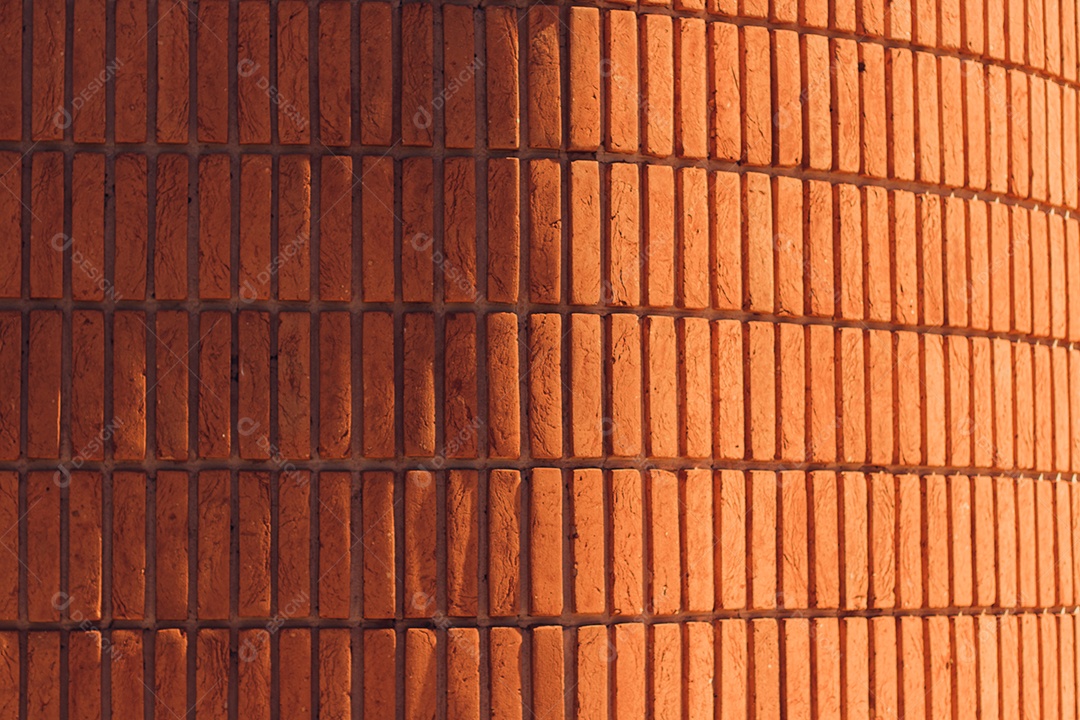 Parede de tijolos com textura laranja ao pôr do sol