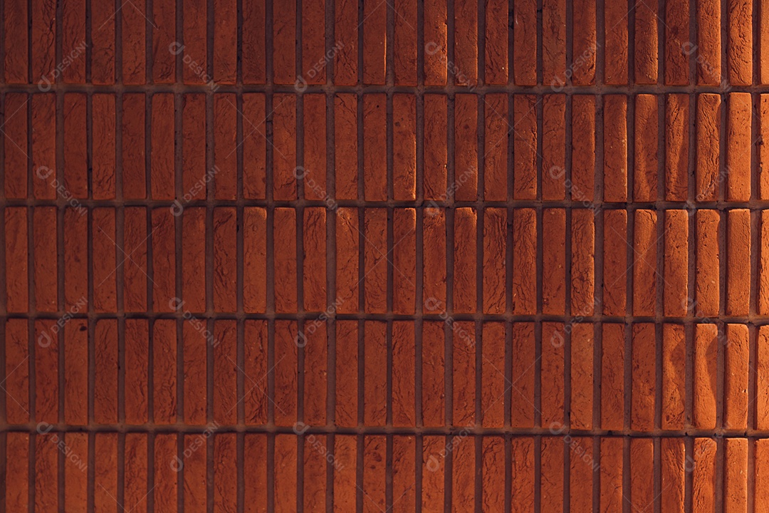 Parede de tijolos com textura laranja ao pôr do sol
