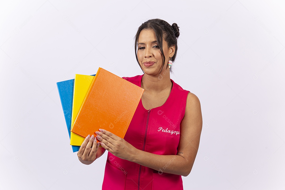 Professora sorridente segurando livros sobre um fundo isolado branco.