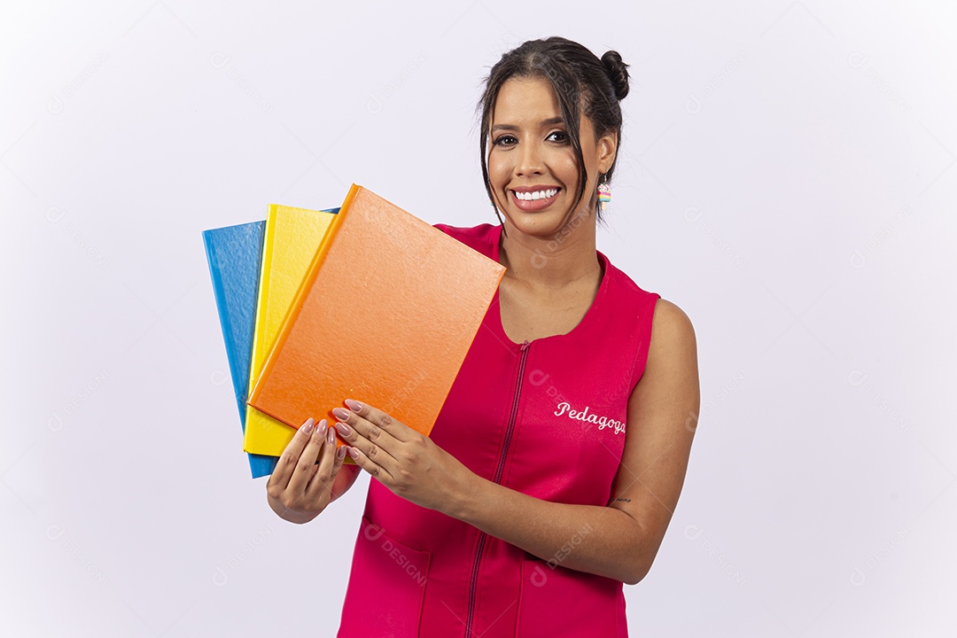 Professora sorridente segurando livro sobre um fundo isolado branco.