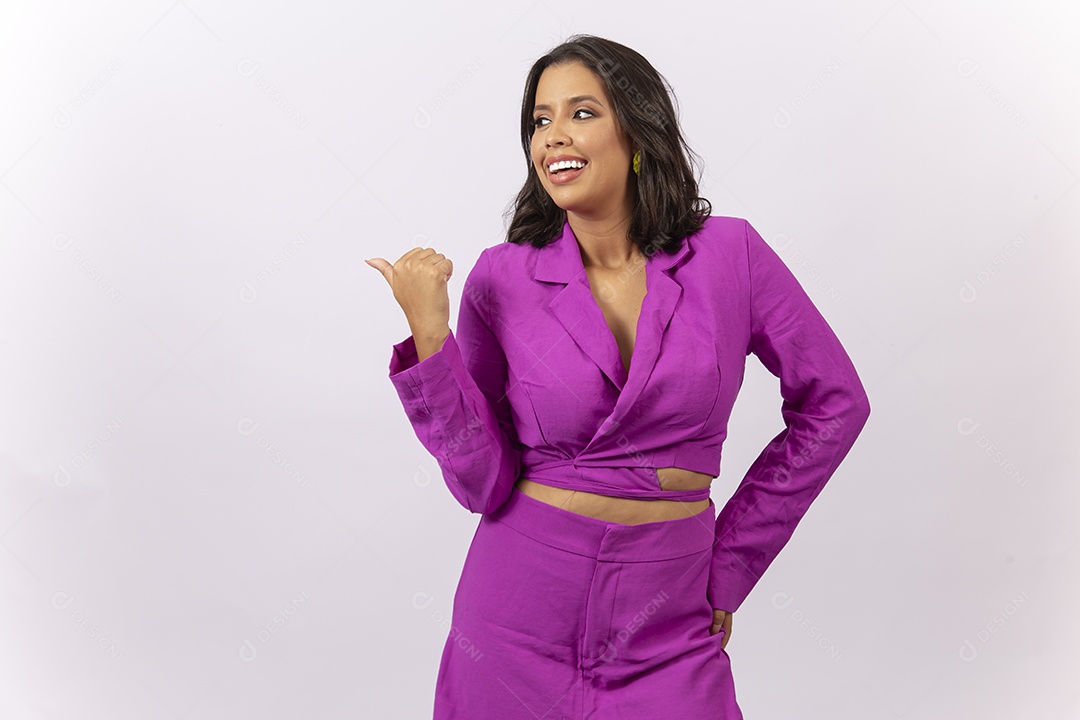 Linda mulher vestida de roupa lilas sobre um fundo isolado branco.