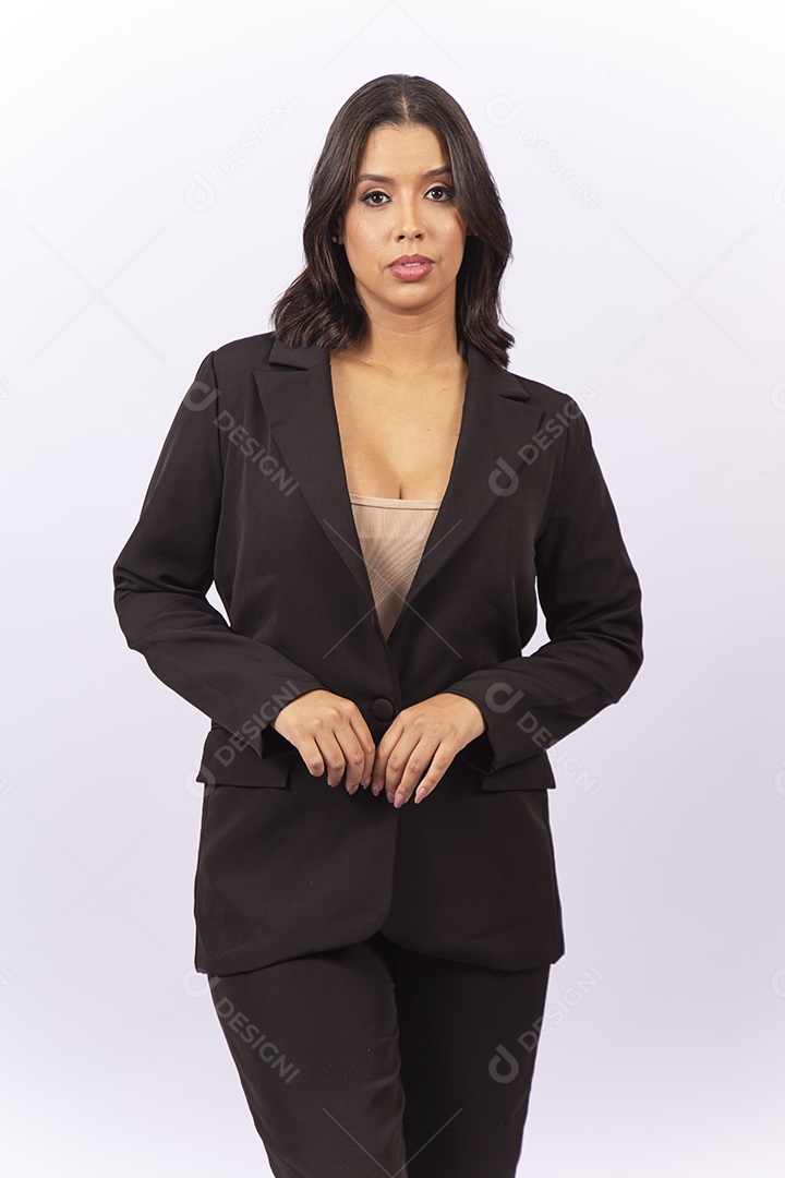 Linda mulher vestida com blêizer preto sobre um fundo branco isolado