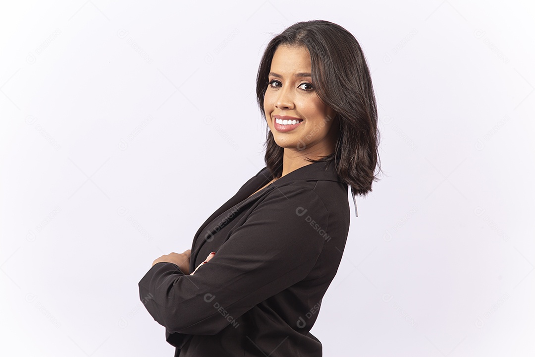 Linda mulher vestida com blêizer preto sobre um fundo branco isolado