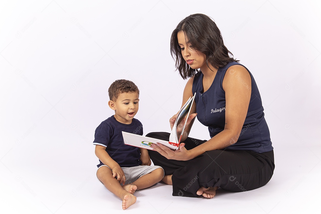Professora lendo um livro para uma criança sobre um fundo isolado branco.