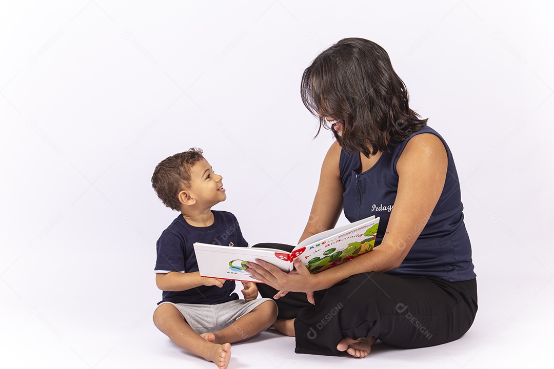 Professora lendo um livro para uma criança sobre um fundo isolado branco.